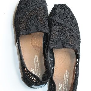Black lace Toms